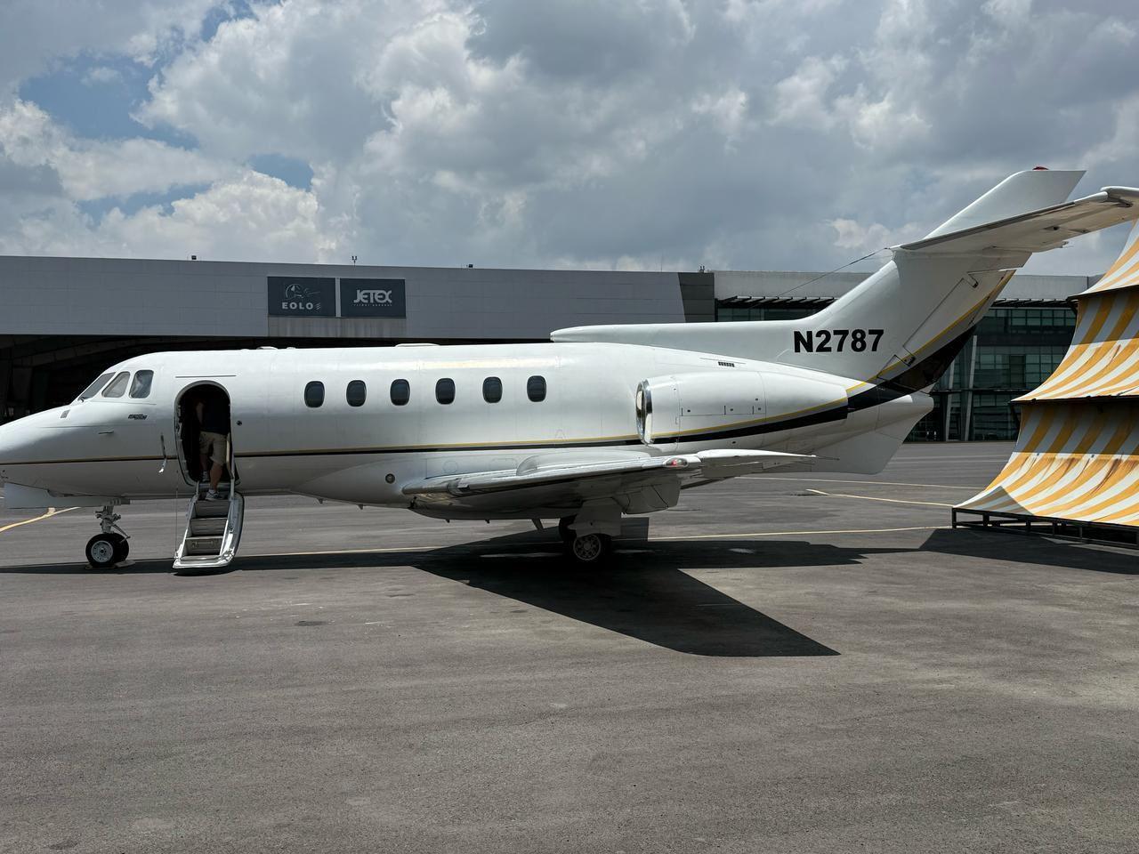 Hawker 700